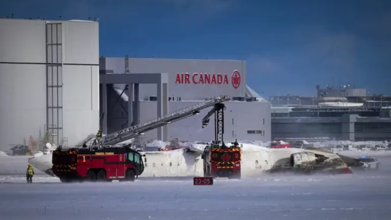 Shocking Crash Landing at Toronto Pearson: Delta Airlines Plane Flips Over – What You Need to Know”