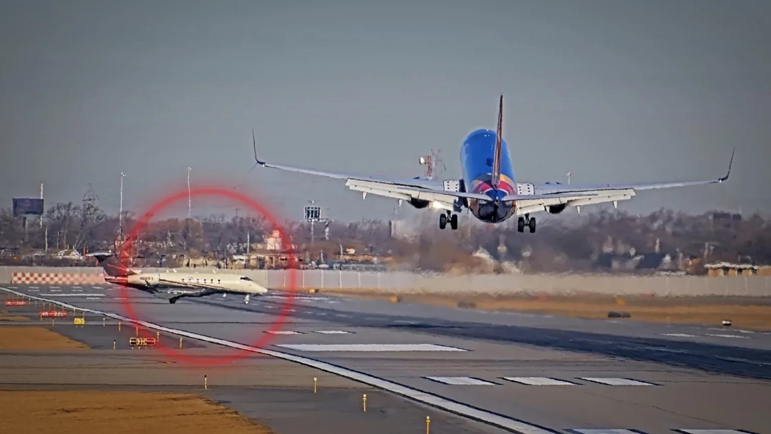 005 Southwest plane nearly crash into private jet 000